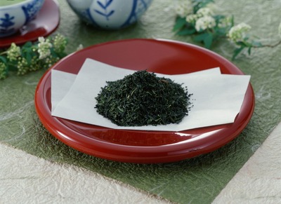 写真：赤い小皿に盛られた茶葉