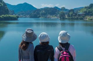 写真：湖を眺める3人の女性
