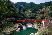 渓谷と赤い橋の画像