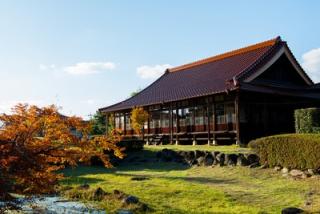 西渓公園内寒鶯亭の外観。立派な屋根の日本家屋の画像