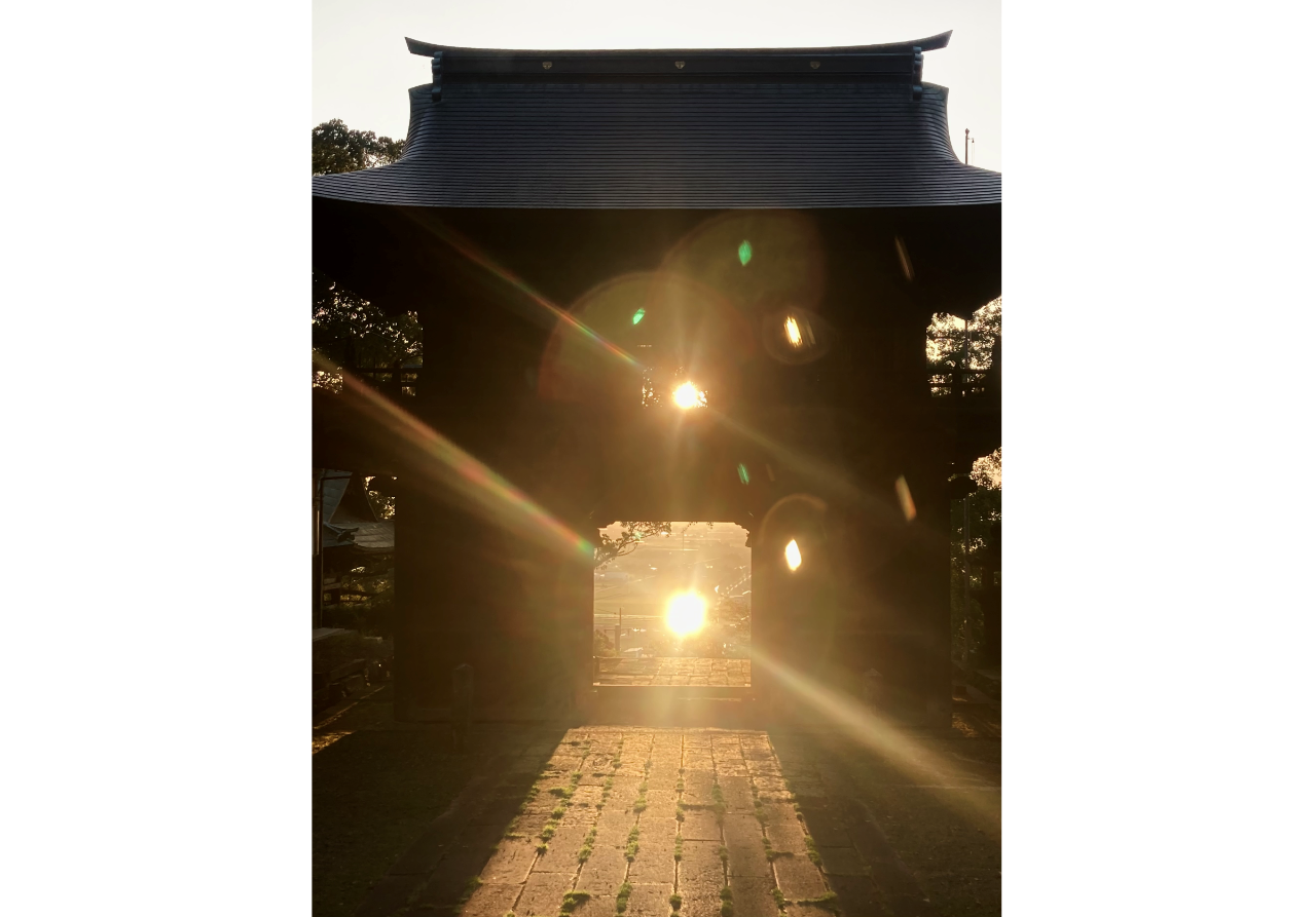 写真：春分の日と秋分の日に見られる神門からの日の出