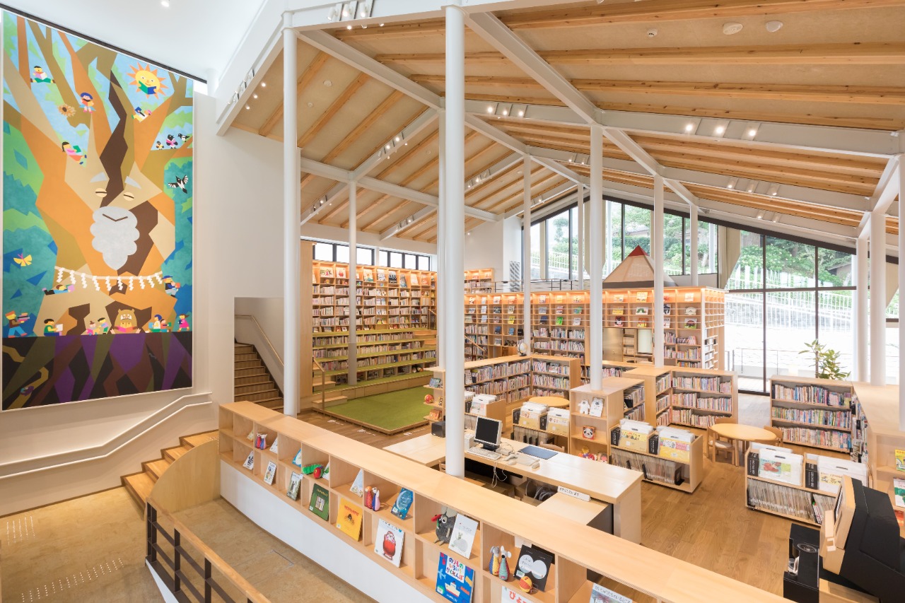 写真：木を基調とした武雄市子ども図書館の内装