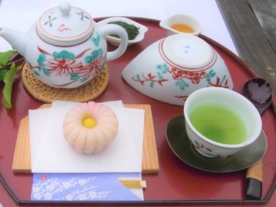 写真：花形のピンクのお菓子と緑茶