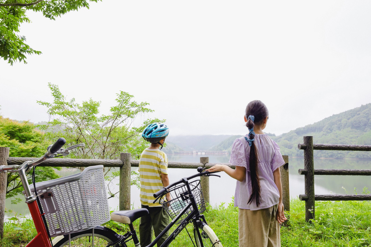 写真：ビュースポットで自転車を止めて風景を眺めている様子