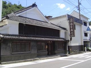 写真：店の外装。白壁の日本家屋。