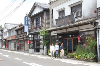 写真：白壁の日本家屋が並ぶ