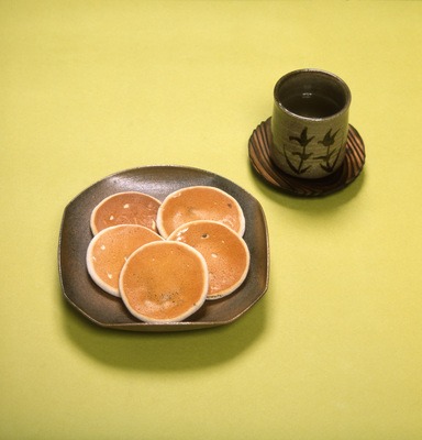 写真：お皿に盛った逸口香5個とお茶