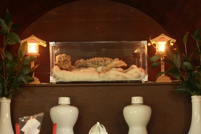 河童のミイラが置かれた祭壇のアップの写真
