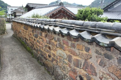 写真：斜めから撮影した塀の様子