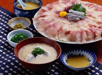 写真：鯉の刺身とみそ汁などの鯉料理