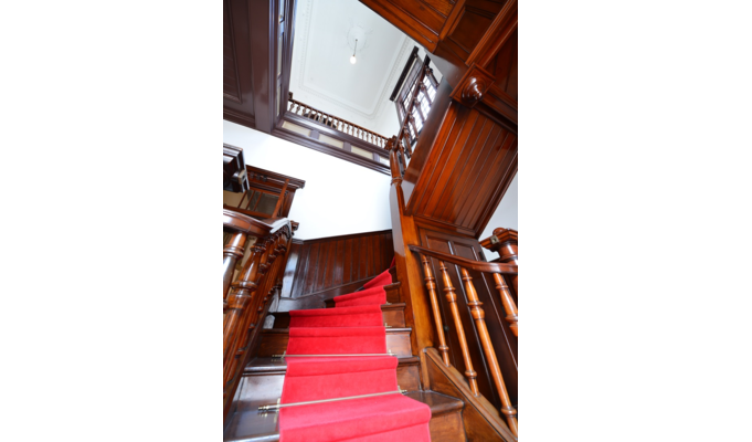 写真：赤い絨毯が引かれた階段