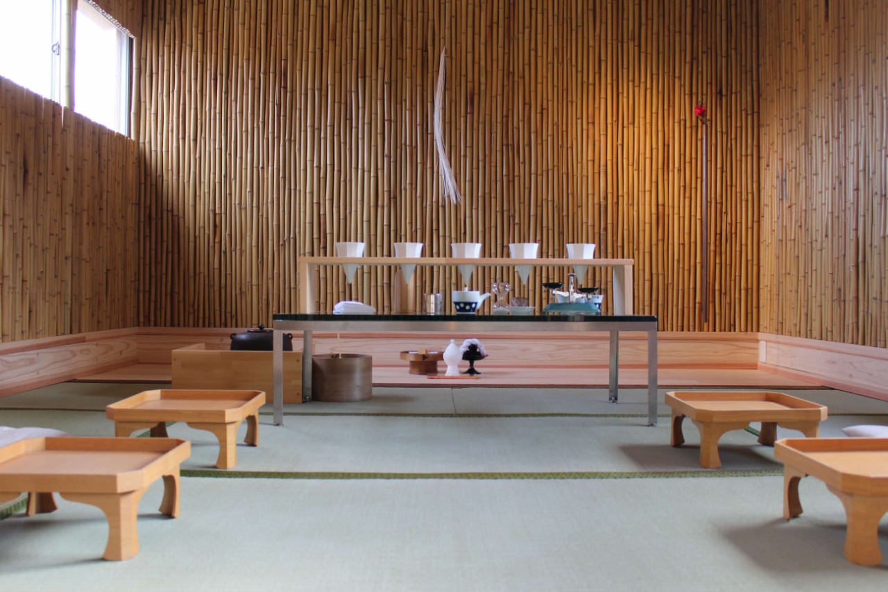 写真：茶会に利用する茶器が並ぶ吉田茶室の室内
