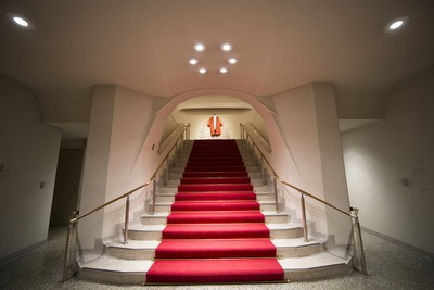 写真：記念館内部の画像、広々とした階段の中央に赤絨毯がひかれている様子