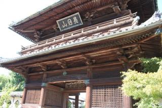 写真：「春日山」の扁額が掲げられた楼門