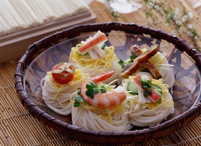 写真：ちらし寿司風にエビや錦糸卵を乗せてざるに盛りつけた神埼そうめん