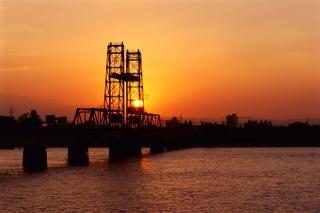 写真：筑後川昇開橋と夕日