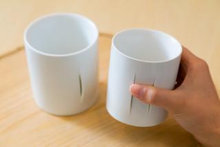 写真：2つの白いマグカップ