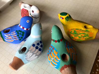 写真：絵付けされた木製の鳩笛