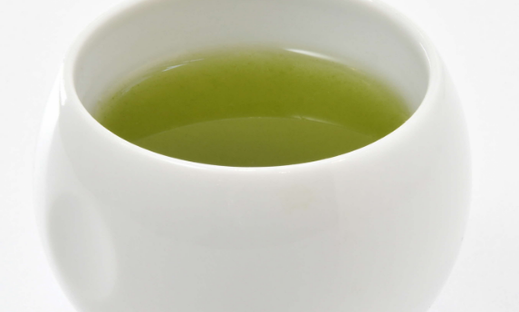 写真：白い湯飲みに入った緑茶