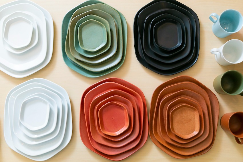 写真：色とりどりの様々なサイズのお皿とマグカップ
