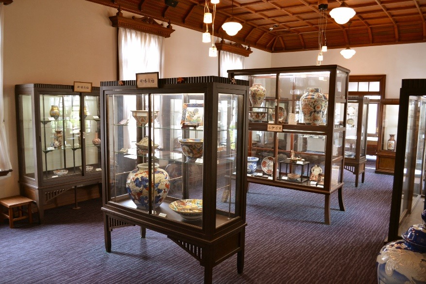 写真：2階の古陶磁陳列館には、明治から大正時代の古陶磁を展示しており、香蘭社設立当初の作品も展示しています。