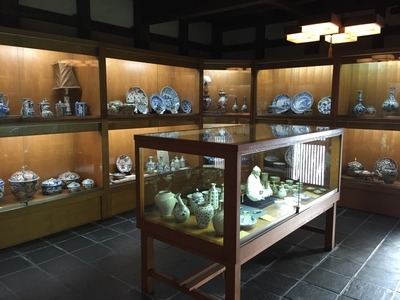 写真：陶器がたくさん並んで展示されている様子