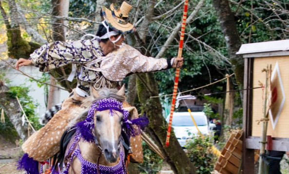 写真：妻山神社で行われる流鏑馬