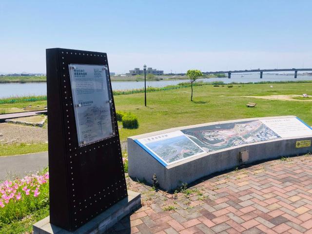 写真：世界遺産登録記念銘と三重津海軍所跡