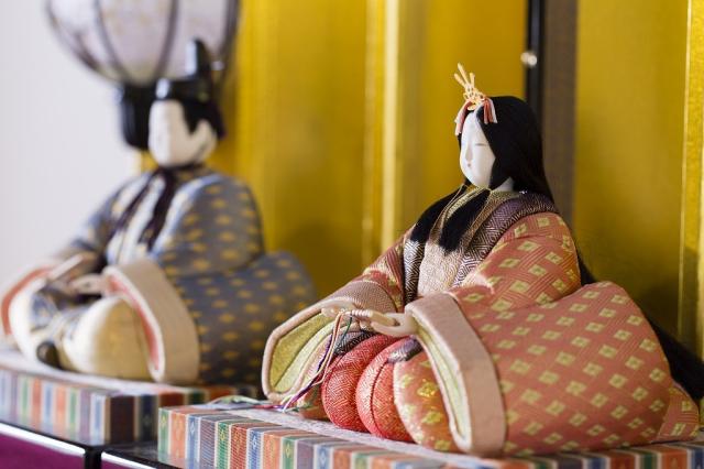 写真：佐賀城下ひなまつりのおひなさまとおだいりさまの人形