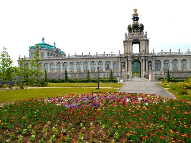 写真：花畑と奥に見えるツヴィンガ－宮殿