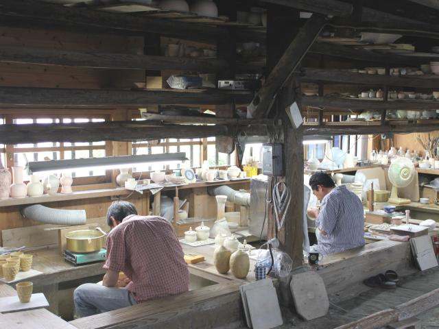 写真：職人が陶器を作成している様子