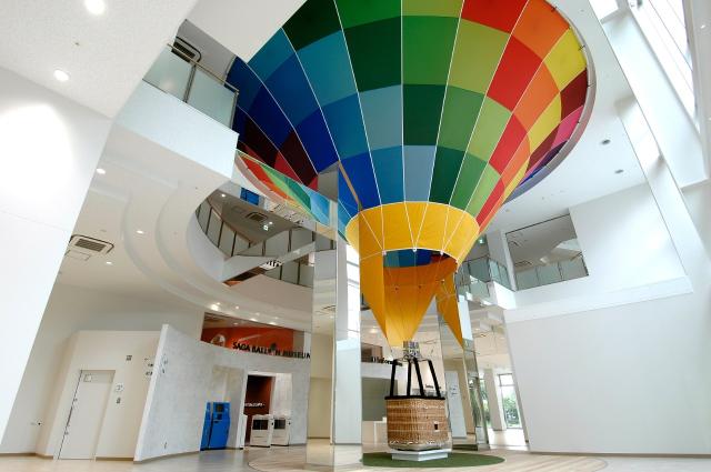 写真：屋内に飾ってある気球の様子