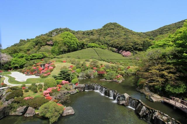 写真：大きな池とつつじや桜の植木が美しい慧洲園