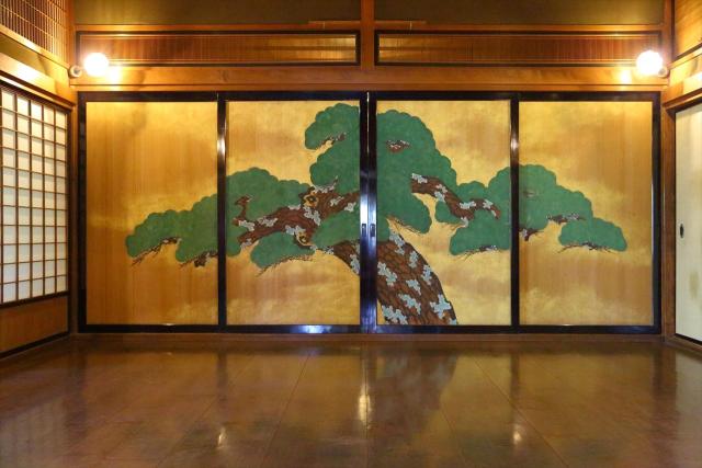 写真：板張りの部屋に松の絵が描かれた襖