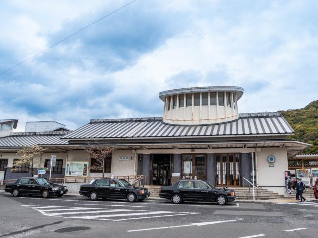 写真：正面から見た有田駅