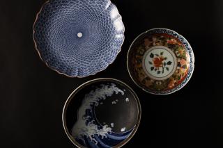 写真：絵付けされた有田焼のお皿