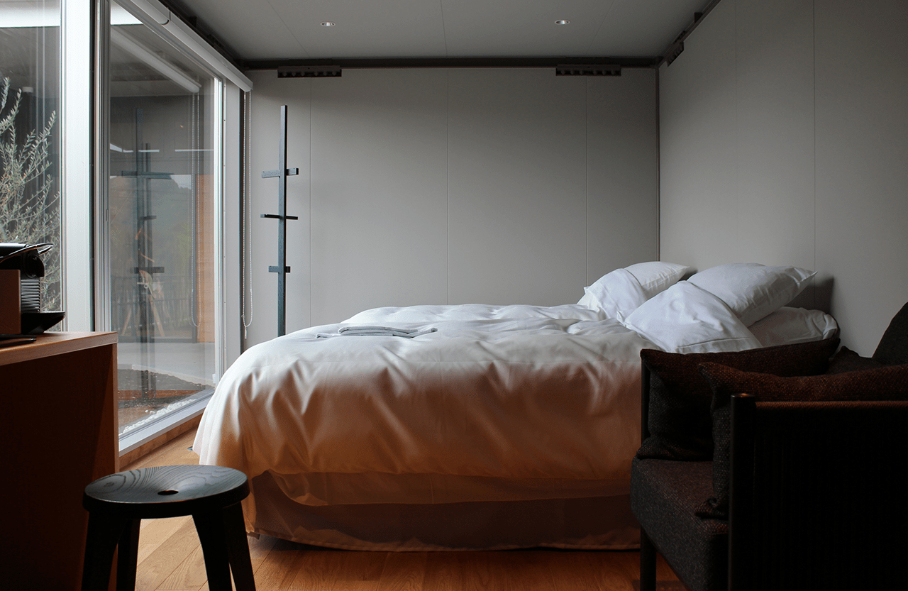 写真：部屋のベッドの画像