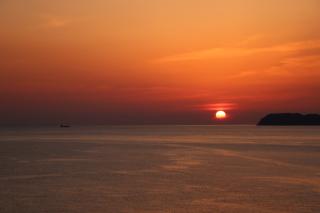 画像：夕日が海に沈む景色