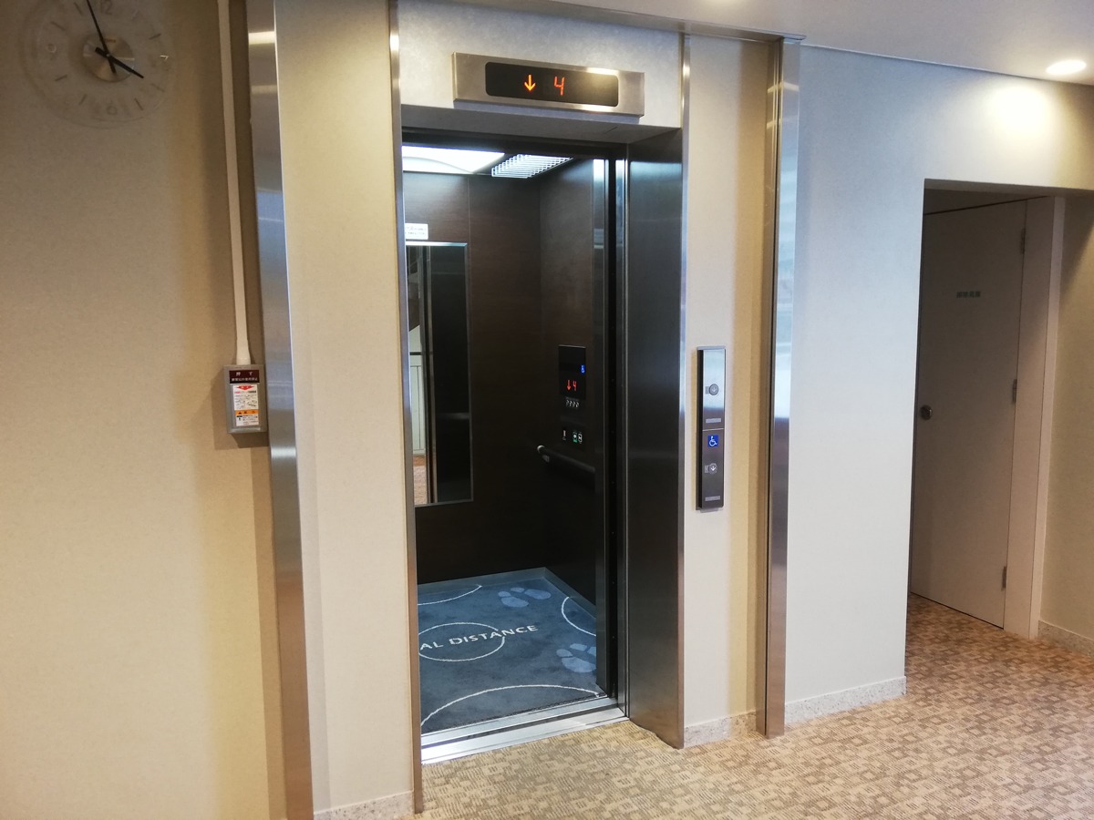 エレベーター（車いす専用ボタン付、点字表示、音声案内あり）の写真