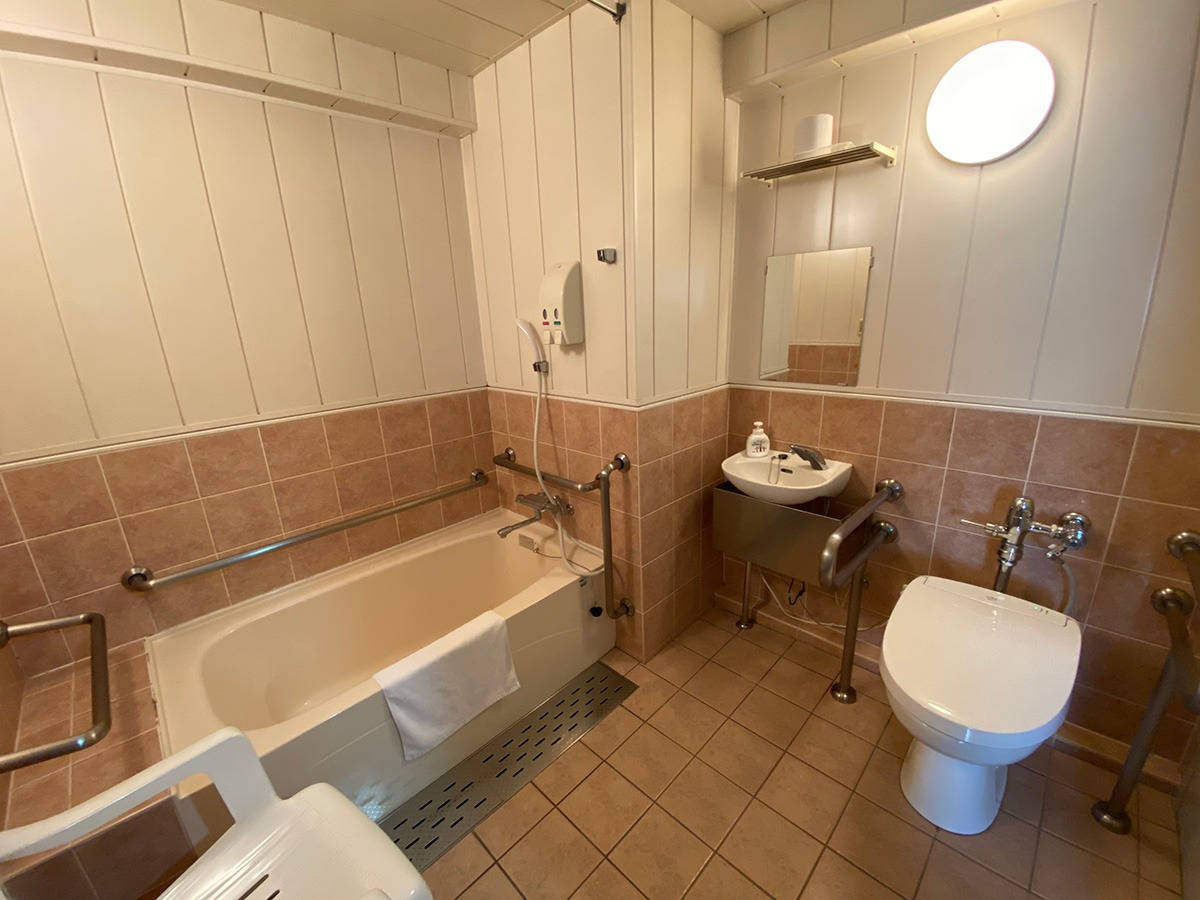 写真：手すりを多く配置した浴室