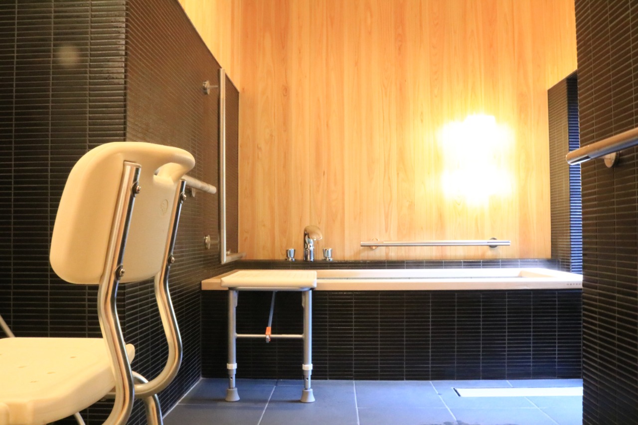 写真：移乗台やいすが設置されている浴室