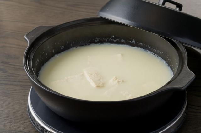 黒い鍋の温泉湯豆腐の画像