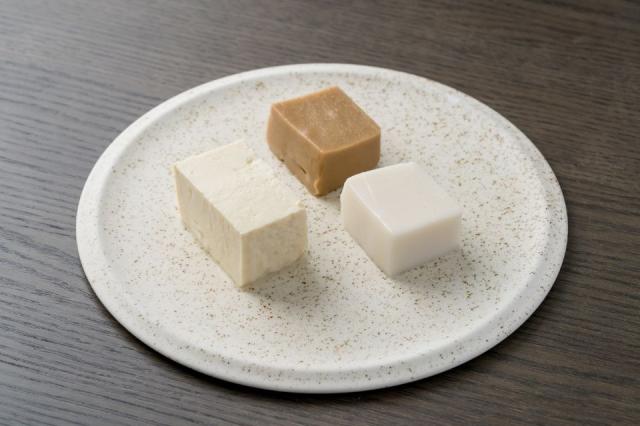 白い皿に豆腐3種類が盛られた画像