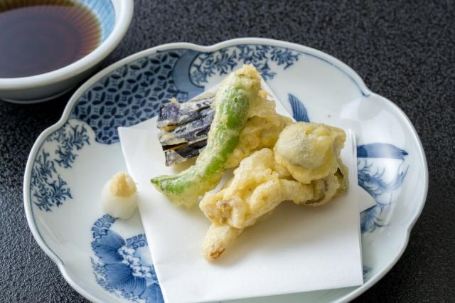 しし唐、ナスなどの野菜の天ぷら画像