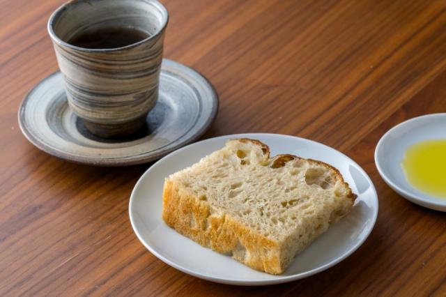 パンとオリーブオイルと紅茶の画像