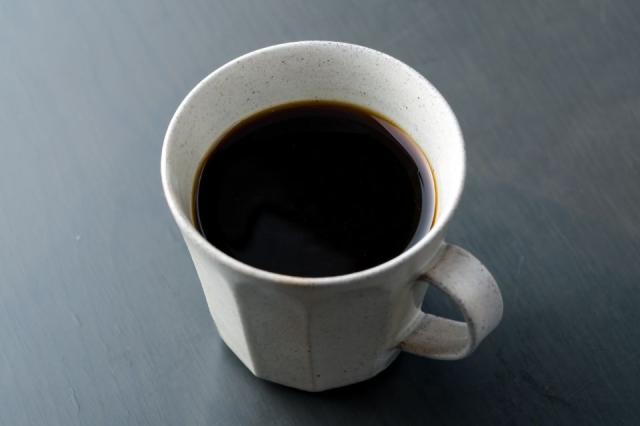 白いコーヒーカップにコーヒーが入れられた画像